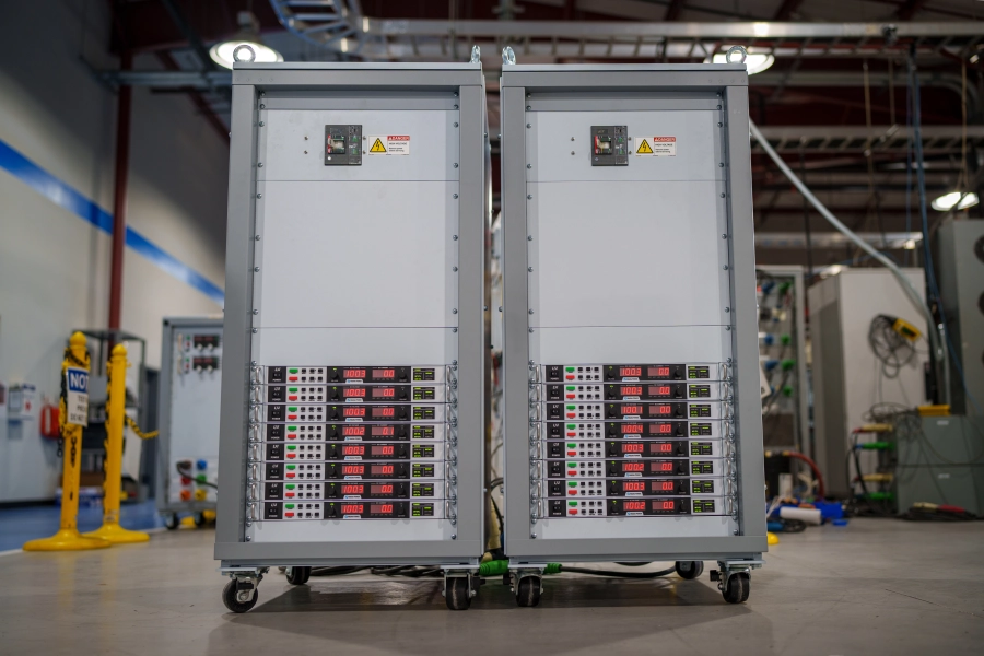 Sechzehn 10 kW Netzteile mit integrierten Hochleistungs-DC-Ausgangssteckverbindern